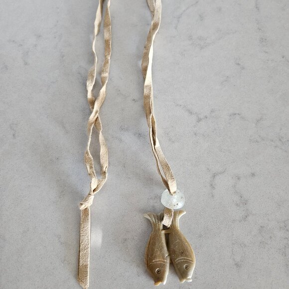 ASIAN NATURAL GREEN & BROWN JADEITE TWO-SIDED FISH PENDANT WITH CHAMOIS NECKLACE - Picture 4 of 16